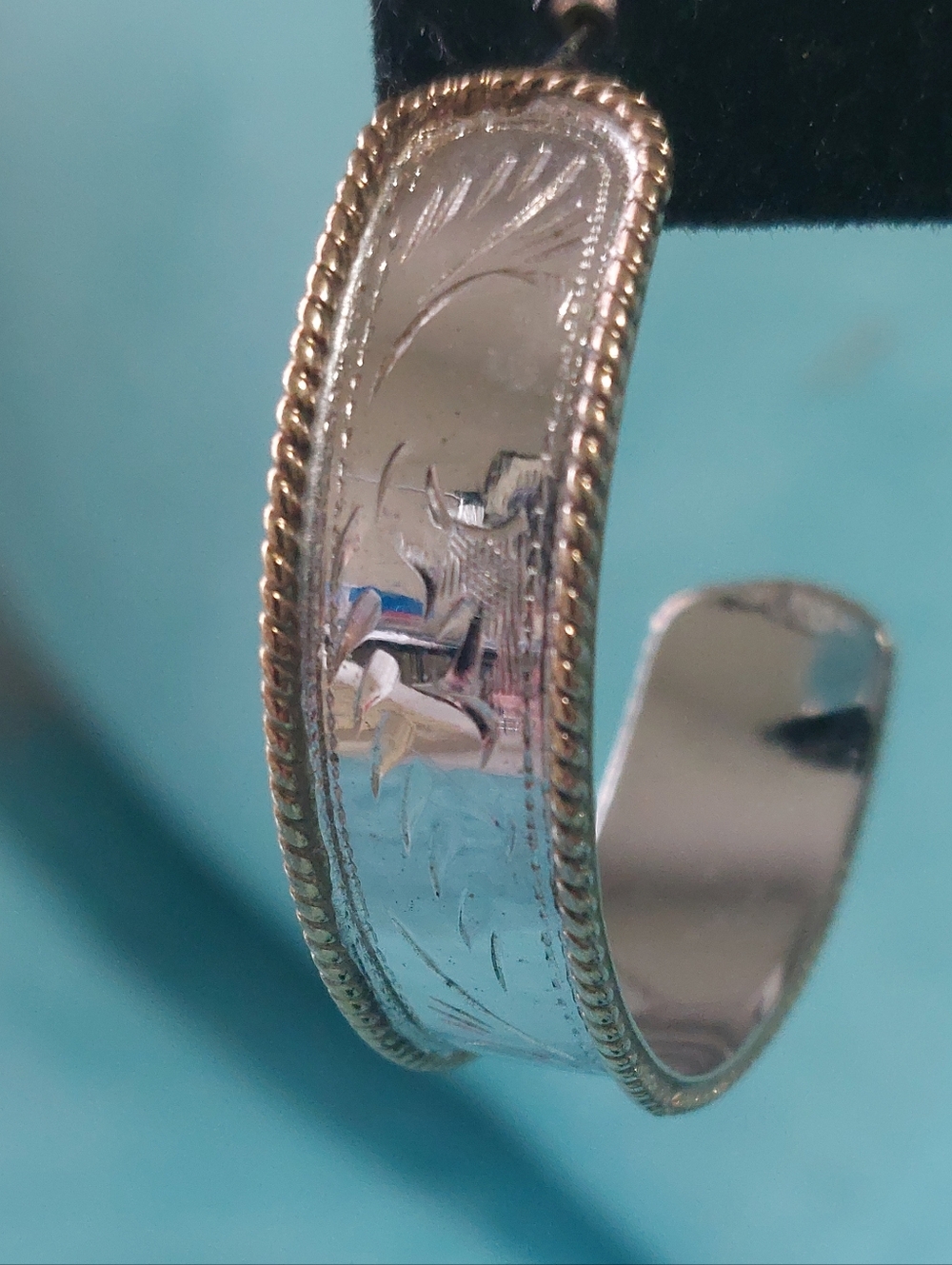 Vintage Two-Tone Thai 925 Sterling Leaf/Fern Engraved 1.5" Hoop Pierced Earrings - Picture 9 of 10